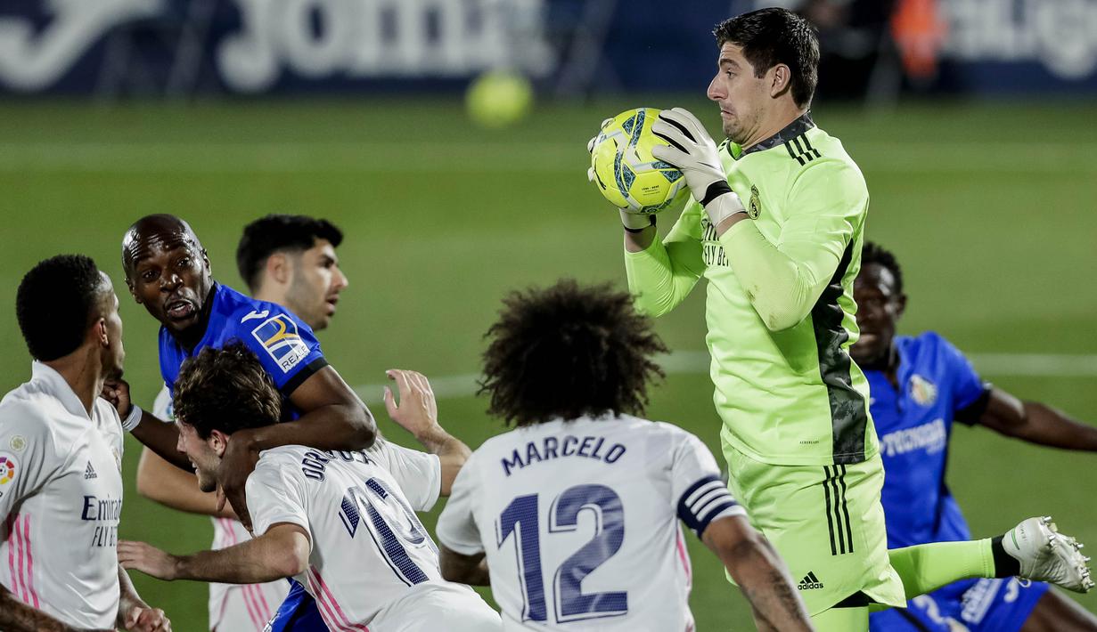 Sempat dihantam badai kritikan dari fans Los Blancos, kiper Timnas Belgia ini mulai berbenah dan akhrinya mampu bangkit. Kini Courtois sukses menjelma menjadi kiper tangguh sekaligus pilihan utama di mistar gawang Real Madrid. (Foto:AP/Manu Fernandez)