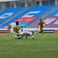 Persiba Balikpapan versus Mitra Kukar di Stadion Batakan Balikpapan.