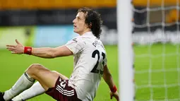 Ekspresi bek Arsenal, David Luiz, saat mendapat kartu merah saat melawan Wolverhampton Wanderers pada laga Liga Inggris di Stadion Molineux, Selasa (2/2/2021). Arsenal takluk dengan skor 2-1. (Shaun Botterill/Pool/AFP)