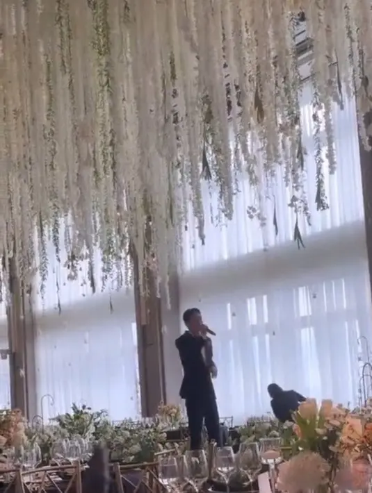 Dari foto-foto yang beredar di media sosial, Chen pun nampak menyanyikan lagu dari atas panggung pelaminan. [Foto: Twitter/onedaywillbeoky]