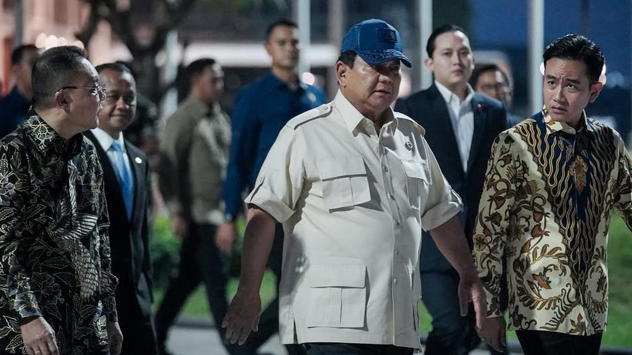 VIDEO: Ketika Prabowo Angkat Telunjuk Tak Salami Bahlil Dekat Gibran Sebelum Naik Pesawat