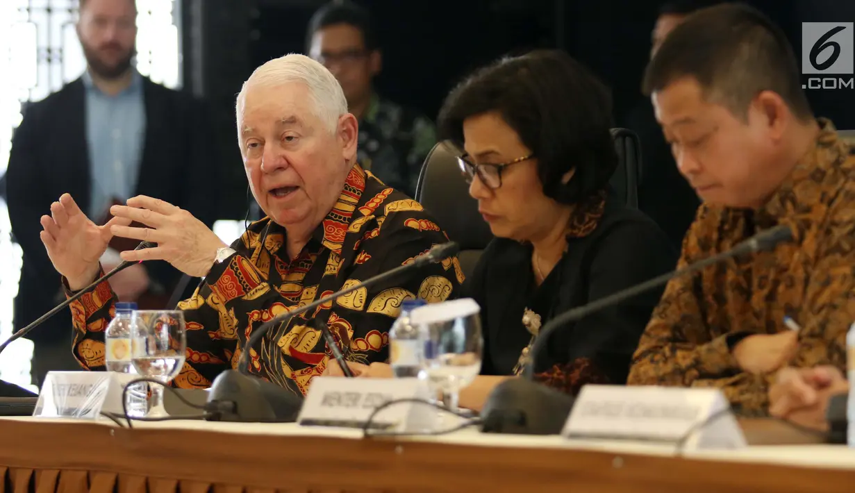 CEO Freeport McMoran Richard Adkerson (kiri) Menkeu Sri Mulyani (kanan) dan Menteri ESDM Ignasius Jonan (kanan) ketika menggelar jumpa pers divestasi saham pemerintah dengan Freeport Indonesia di Jakarta, Selasa (29/8). (Liputan6.com/Angga Yuniar)
