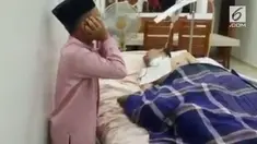Nabil bin Zakariya (11), setiap hari, sebelum berangkat dan pulang sekolah berdiri di samping ranjang ayahnya dan melantunkan azan