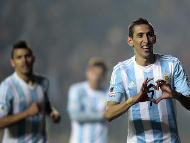 Striker Argentina, Angel Di Maria, merayakan gol yang dicetaknya ke gawang Paraguay dalam semi final Copa America 2015 di Concepcion, Cile. Rabu (1/7/2015) pagi WIB. (AFP PHOTO/JUAN MABROMATA)