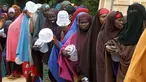 Sejumlah warga Somalia mengantre untuk mendapatkan iftar (makanan berbuka puasa) dari sebuah organisasi amal Qatar selama bulan suci Ramadan, di ibukota Mogadishu, Senin (22/6/2015). (REUTERS/Feisal Omar)
