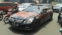 Pemilik mobil Mercedes tersebut rela mencorat-coret kendaraannya dengan slogan dukungan untuk Presiden Jokowi.