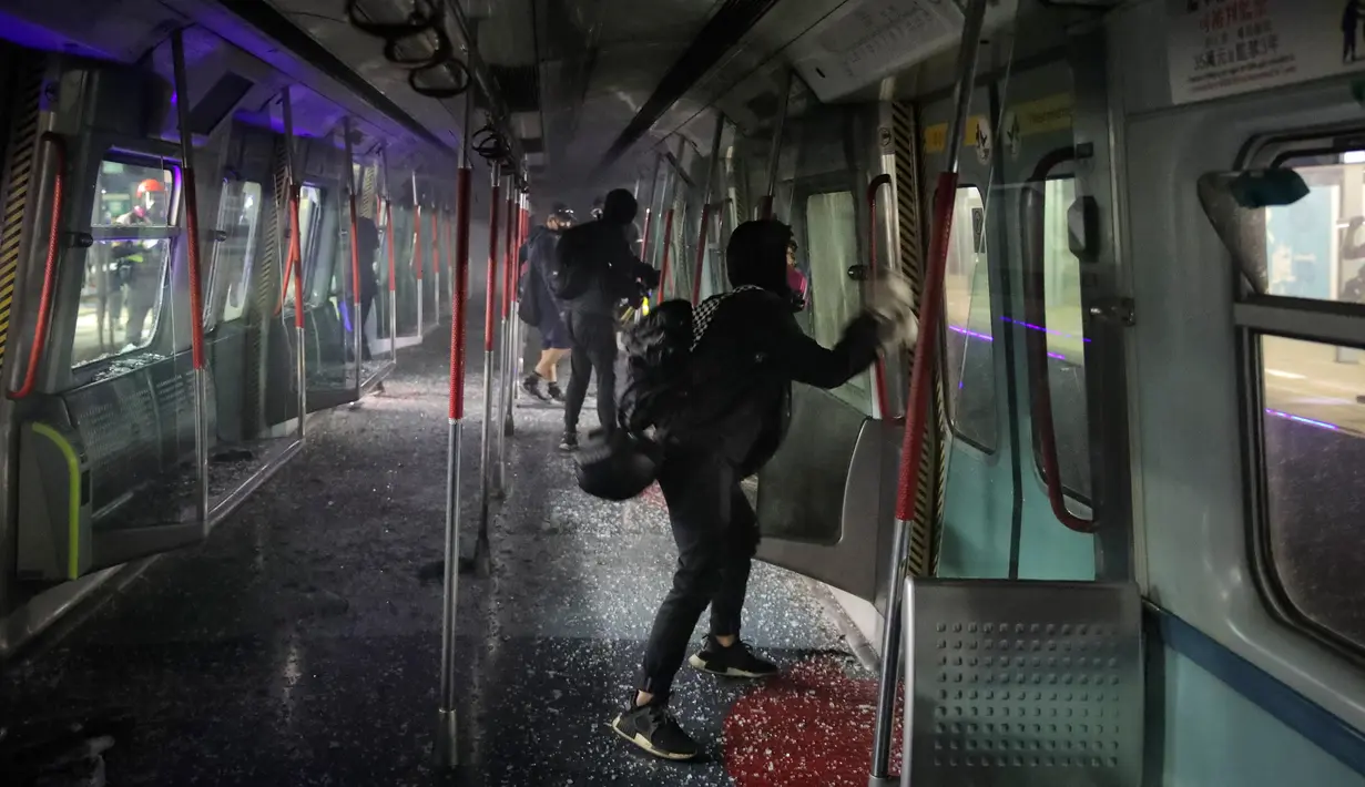 Demonstran prodemokrasi merusak sebuah kereta yang terparkir di Stasiun MTR Chinese University, Hong Kong, Rabu (13/11/2019). Gerakan antipemerintah Hong Kong yang telah berlangsung selama lima bulan bertindak semakin keras. (AP Photo/Kin Cheung)
