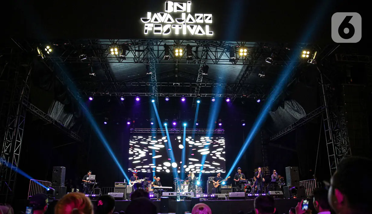 <p>Tak hanya soal konser, beragam stand dari sponsor juga menyita perhatian dan patut dikunjungi. (Liputan6.com/Faizal Fanani)</p>