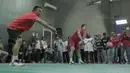 Menpora, Imam Nahrawi (kiri) mencoba kok sebelum melawan Kevin Sanjaya dan Marcus Gideon pada laga eksebisi bulutangkis di Gedung Kemenpora, Senayan, Jakarta, (28/11/2017). Kevin-Marcus menang 21-13, 16-21 dan 27-25.(Bola.com/Nicklas Hanoatubun)