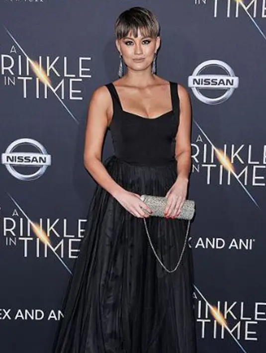 Penyanyi Agnez Mo menghadiri premier film "A Wrinkle In Time" di Hollywood’s El Capitan Theater, Los Angeles, Senin (26/2). Agnes tampil seksi dalam balutan gaun hitam panjang dengan bagian dada yang sedikit terbuka. (instagram.com/sthanlee/)