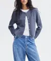 Librarian chic membawa kembali gaya klasik yang rapi dan intelektual lewat cardigan, rok pleats, loafers, hingga aksesori bernuansa vintage. (Foto/Dok: H&M)