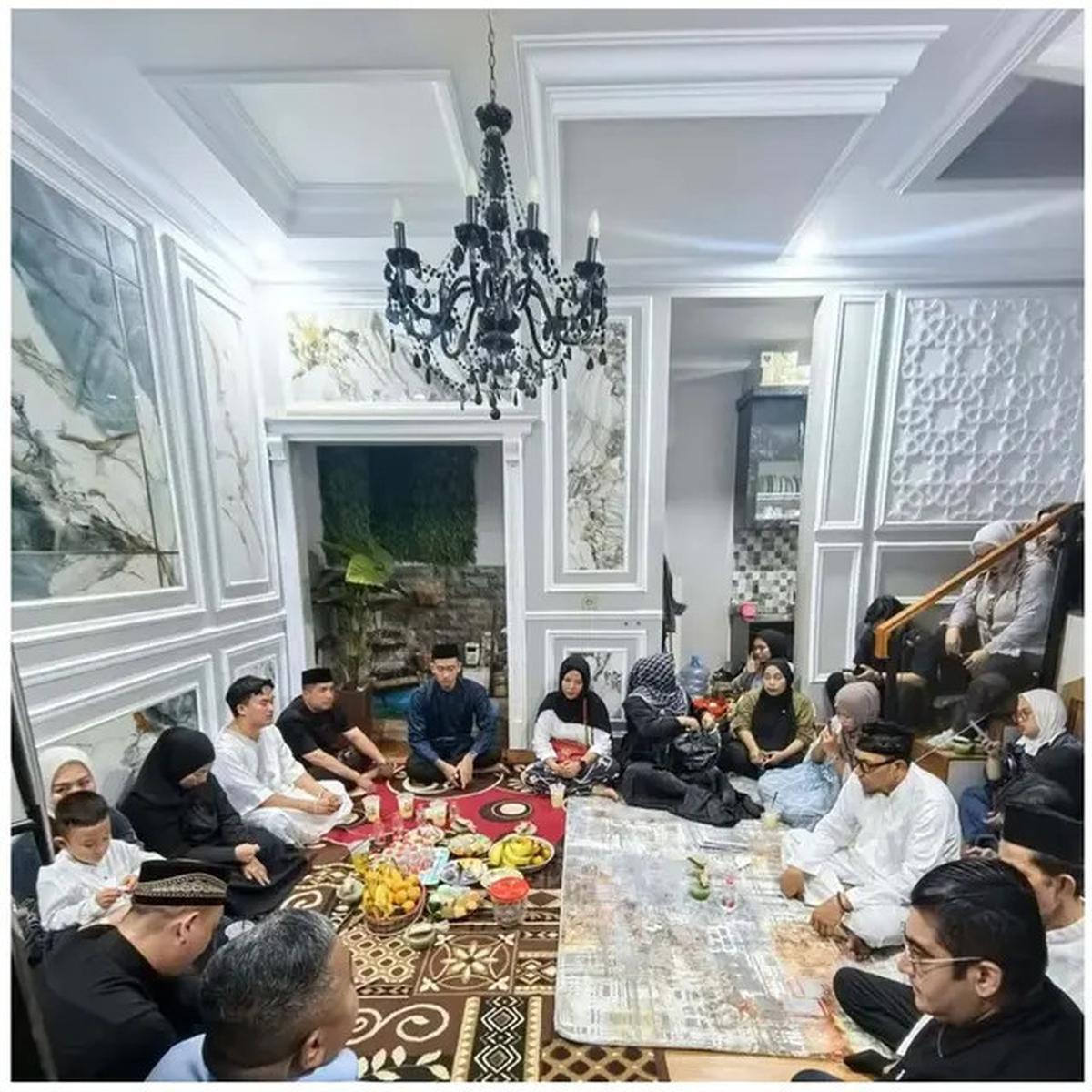 7 Potret Rumah Mpok Alpa Dipadati Ribuan Jemaah saat Tahlilan 7 Hari, Penuh Haru