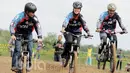 Bupati Lampung Timur, Hj. Chusnunia Chalim (tengah), Phd mengayuh sepeda bersama jajaran Forkopimda mengawali pembukaan Festival BMX di kompleks Islamic Center, Sukada, Lampung, Minggu (19/3/2017) (Bola.com/Reza Bachtiar)