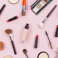 Saat memoles wajah dengan makeup, perhatikan kandungan makeup agar wajah terhindar dari kilap minyak. (Foto: Freepik/freepik)