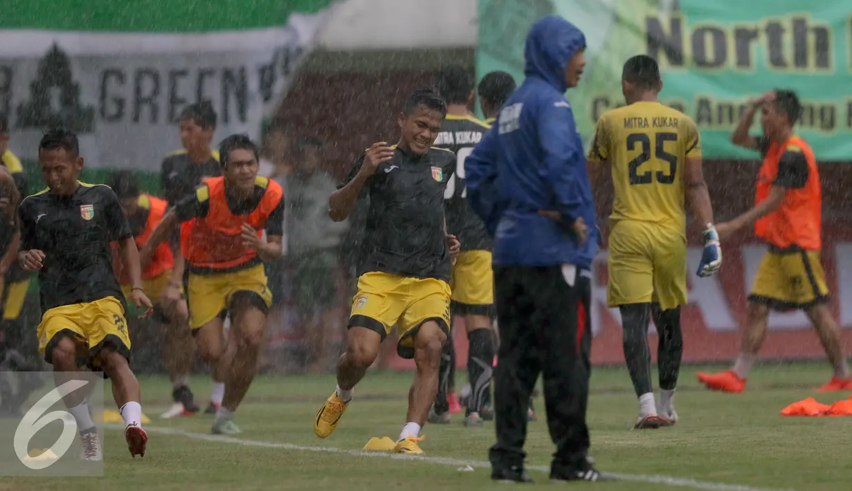 Pemain Mitra Kukar berlari saat latihan uji lapangan jelang laga Piala Presiden 2017 di Stadion Maguwoharjo, Sleman, Jumat (3/2). Mitra Kukar akan melawan Persegres di partai pertama Piala Presiden 2017. (Liputan6.com/Helmi Fithriansyah)