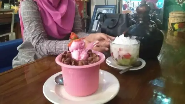 10 Potret Orang Pakai Gayung dengan Cara Nyeleneh Ini Bikin Geleng Kepala