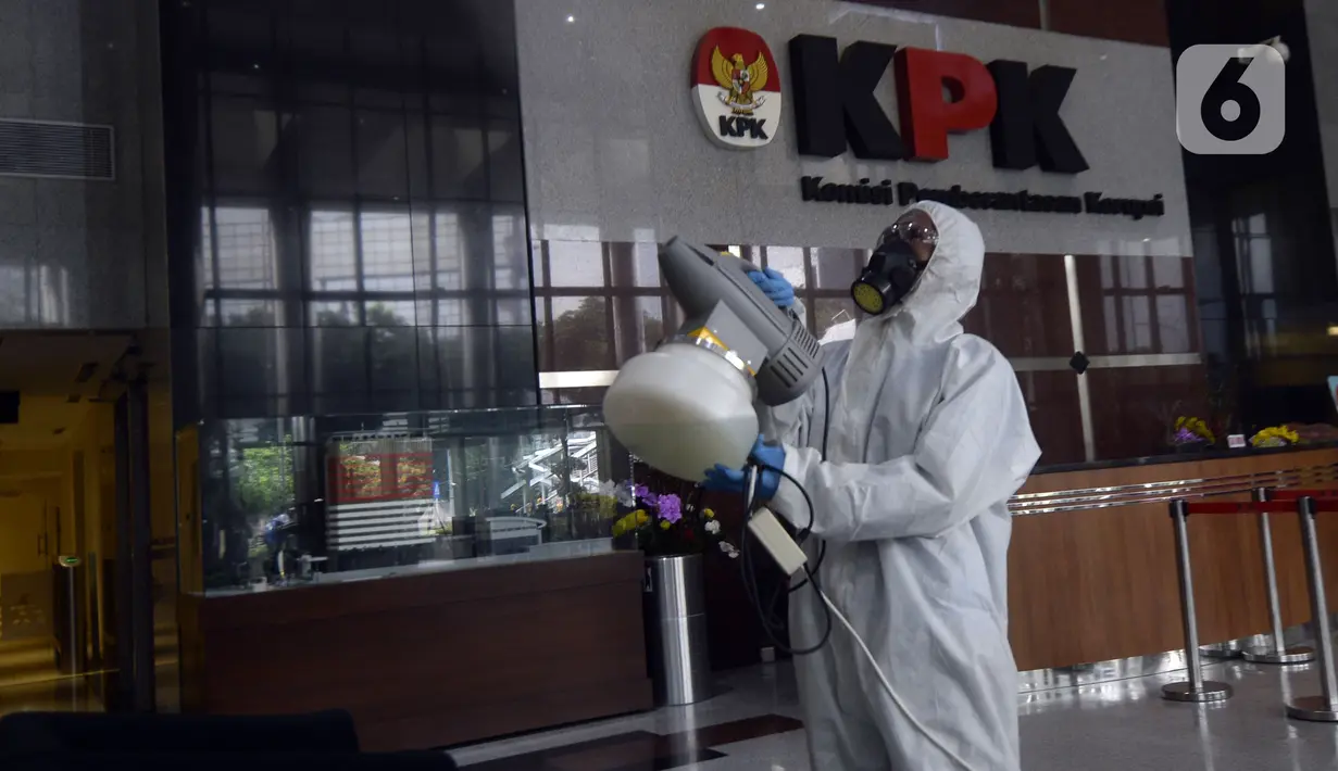 Petugas kesehatan melakukan peyemprotan disinfektan di bagian dalam Gedung KPK, Jakarta, Rabu (18/3/2020). Penyemprotan dilakukan untuk mencegah penyebaran virus corona COVID-19. (merdeka.com/Dwi Narwoko)