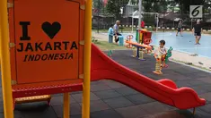 Anak-anak bermain di sekitar RPTRA Tiga Durian, Jakarta, Selasa (15/5). Wakil Gubernur DKI Jakarta Sandiaga Uno mengatakan akan meningkatkan RPTRA menjadi Taman Maju Bersama. (Liputan6.com/Immanuel Antonius)