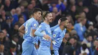 Pemain Man City, Riyad Mahrez merayakan gol bersama rekan-rekannya usai membobol gawang MU dalam pertandingan Liga Inggris 2021/2022, Minggu (6/3/2022) malam WIB di Etihad Stadium. (AP Photo/Jon Super)