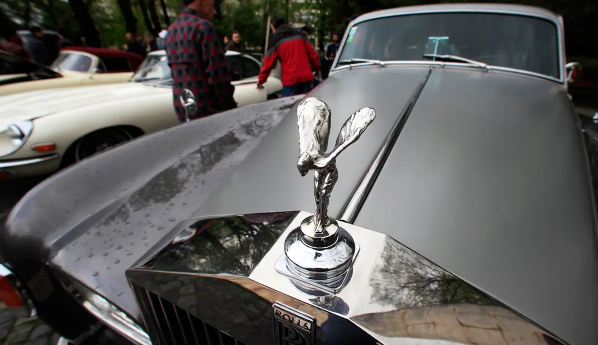 Sebuah Rolls Royce Silver Cloud III buatan 1965 juga menghiasi pameran mobil antik ke-3 di Bucharest, Rumania (12/4/2014). (REUTERS/Radu Sigheti)