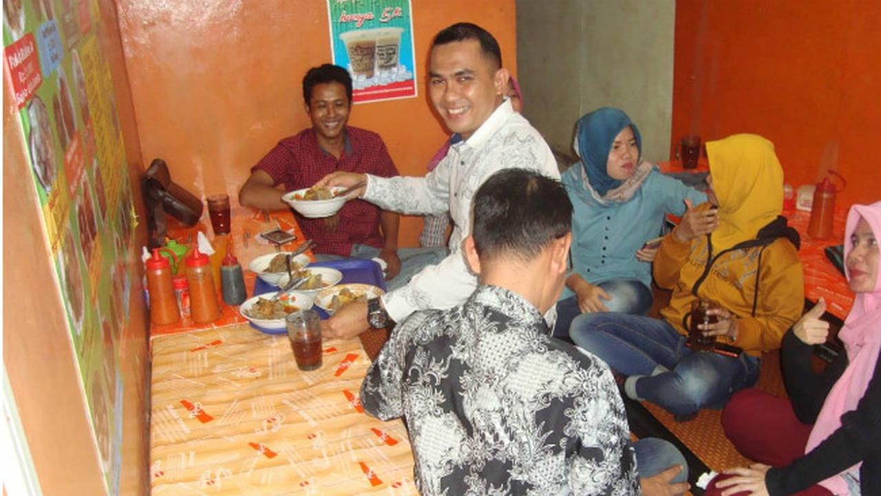 Bergaya Necis, Anggota TNI Jualan Bakso di Bogor