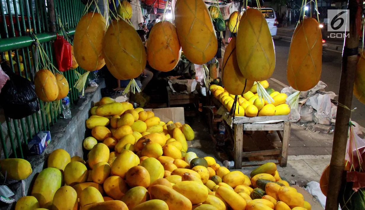 Salah satu kios penjual timun suri di Pasar Palmerah, Jakarta, Senin (29/5). Harga timun suri yang ditawarkan di kisaran Rp10.000 hingga Rp25.000. (Liputan6.com/Johan Tallo)