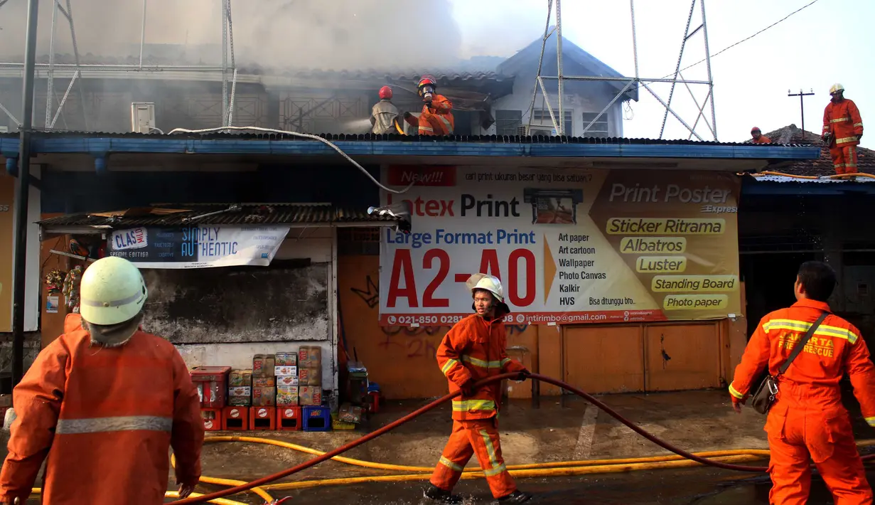 Petugas berupaya memadamkan api yang membakar sebuah percetakan dan pabrik roti di Jalan Cawang Baru, Kavling Otista, Jakarta, Selasa (19/9). Hingga berita dituliskan belum diketahui ada tidaknya korban jiwa dalam peristiwa ini (Liputan6.com/Angga Yuniar)