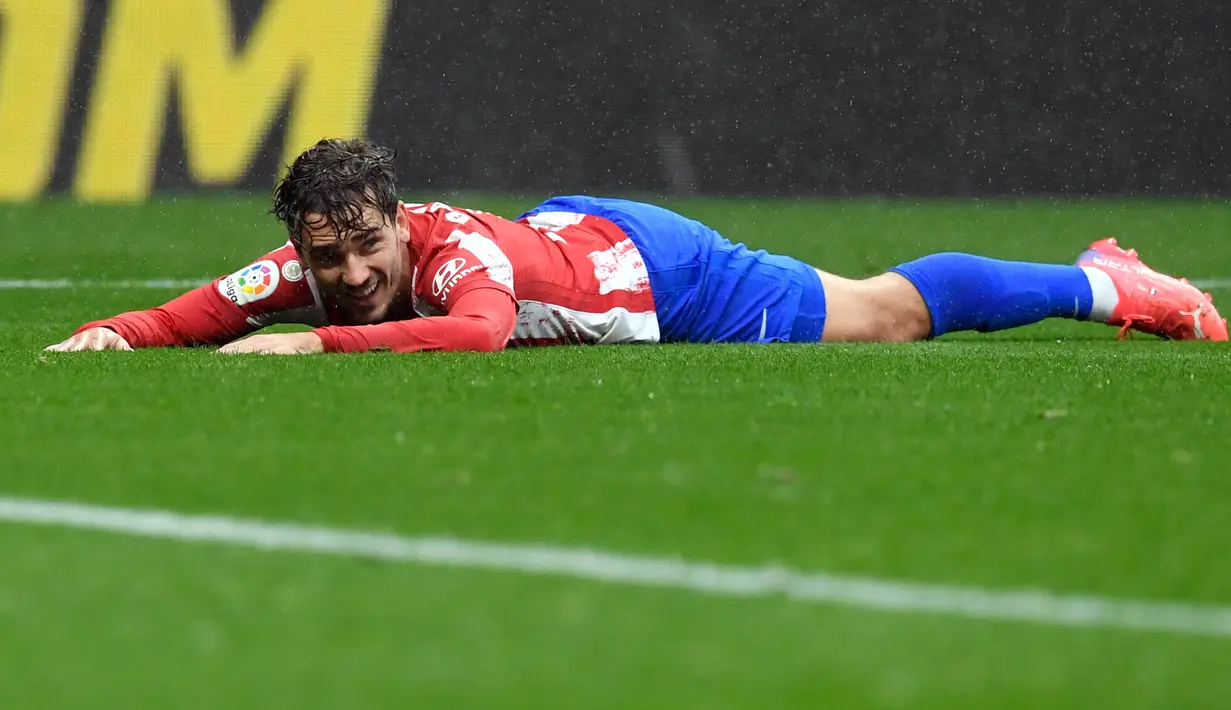 Antoine Griezmann. Tampil tajam di periode pertamanya, 2014/2015 hingga 2018/2019 bersama Atletico Madrid, namun kini penampilannya menurun tajam saat kembali ke Atletico Madrid sebagai pinjaman dari Barcelona. Ia baru mencetak 3 gol dari 17 laga di Liga Spanyol musim ini. (AFP/Oscar Del Pozo)