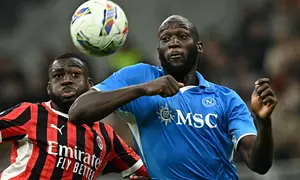 Pemain depan Napoli asal Belgia Romelu Lukaku (kanan) berebut bola dengan gelandang Prancis AC Milan Youssouf Fofana selama pertandingan sepak bola Serie A Italia Ac Milan vs Napoli di stadion San Siro Meazza di Milan pada 29 Oktober 2024.Gabriel BOUYS / AFP