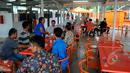Suasana tempat makan di kios 'Lenggang Jakarta', Jakarta, Jumat (17/4/2015). Kios 'Lenggang Jakarta' kini mulai ramai didatangi pengunjung. (Liputan6.com/Faizal Fanani)