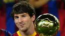 Lionel Messi berpose dengan trofi Ballon d'Or 2010 untuk pemain sepak bola terbaik Eropa sebelum pertandingan melawan Real Betis do Copa del Rey (Piala Raja) di Stadion Camp Nou di Barcelona pada 12 Januari 2011. Barcelona dan Lionel Messi sama-sama sepakat untuk resmi berpisah. (AFP/Lluis Gene)