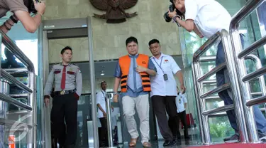 Tersangka Anggota DPRD Muba, Adam Munandar berjalan keluar usai menjalani pemeriksaan perdana di gedung KPK, Jakarta, Jum'at (26/6/2015). Adam diperiksa terkait pembahasan APBD-P Pemerintah Daerah Muba tahun anggaran 2015. (Liputan6.com/Helmi Afandi)
