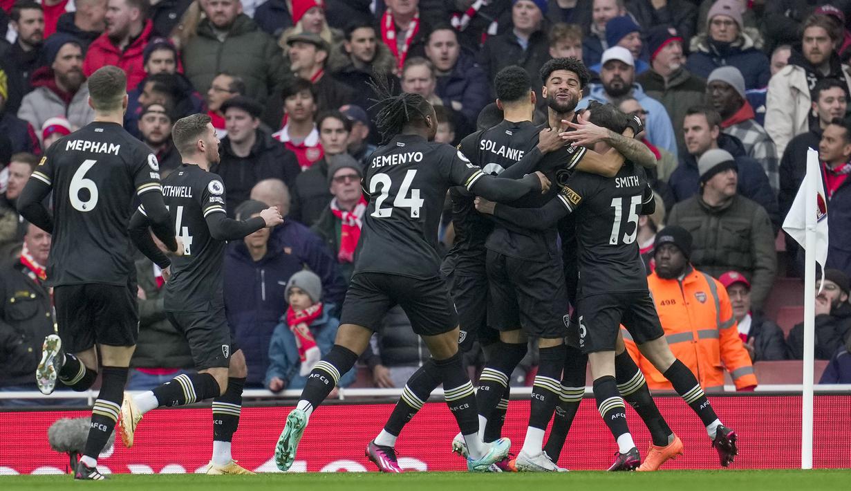 Pemain Bournemouth, Philip Billing (kanan kedua) melakukan selebrasi bersama rekannya setelah mencetak gol ke gawang Arsenal pada laga pekan ke-26 Liga Inggris 2022/2023 yang berlangsung di Emirates Stadium, London, Sabtu (04/03/2023). Billing tercatat sebagai pencetak gol tercepat kedua di Liga Inggris di bawah Shane Long. (AP Photo/Kin Cheung)
