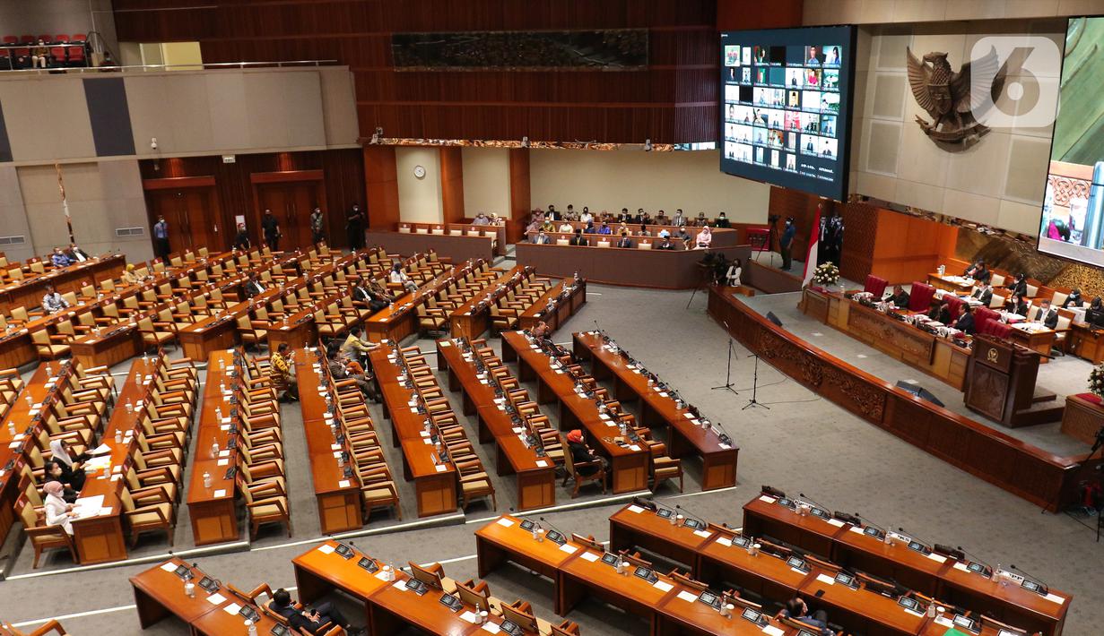Suasana Rapat Paripurna DPR ke-25 Masa Persidangan V Tahun 2021-2022 di Kompleks Parlemen, Jakarta, Selasa (14/6/2022). BPK menyematkan opini wajar tanpa pengecualian (WTP) terhadap laporan keuangan pemerintah tahun 2021 yang terdiri dari laporan keuangan pemerintah pusat (LKPP), laporan keuangan kementerian negara/lembaga (LKKL), dan laporan keuangan bendahara umum negara (LKBUN). (Liputan6.com/Angga Yuniar)