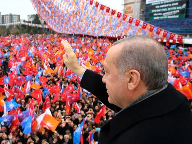 Presiden Turki Recep Tayyip Erdogan memberi hormat saat berbicara kepada pendukungnya di Kocaeli, Turki, Sabtu (27/1). Turki terus memperkuat kehadiran militernya di Suriah untuk menumpas milisi Kurdi, YPG. (Kayhan Ozer/Pool Photo via AP)
