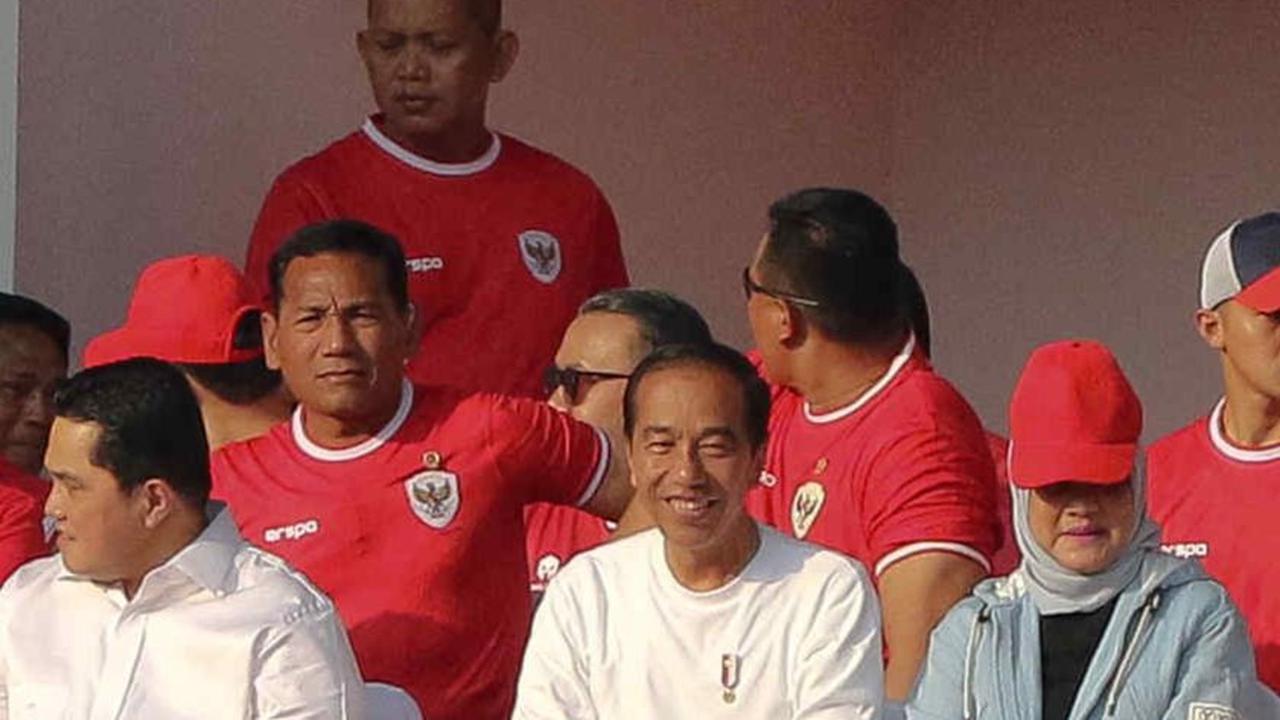 Presiden Jokowi duduk diapit istrinya, Iriana dan Ketua Umum PSSI, Erick Thohir.&nbsp;Foto: Liputan6.com/Herman Zakharia