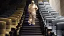 Seorang staf mendisinfeksi tangga di sebuah bioskop di Handan, Provinsi Hebei, 19 Juli 2020. Bioskop di area-area berisiko rendah di China diizinkan kembali beroperasi mulai 20 Juli menyusul perkembangan positif terkait situasi epidemi COVID-19. (Xinhua/Hao Qunying)