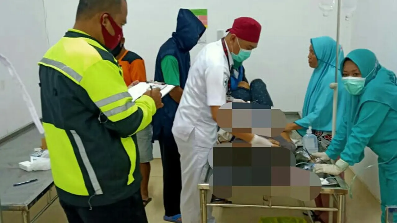Salah satu warga yang terlibat tabrakan itu dilarikan di RSU Kotamobagu.