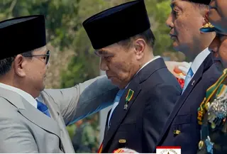Djamari Chaniago Mendapat Bintang Mahaputra dari Presiden Prabowo Subianto (Tangkapan Layar YouTube Sekretariat Presiden)