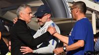 Jose Mourinho bersama Maurizio Sarri setelah laga Manchester United melawan Chelsea. (AFP/Glyn Kirk)