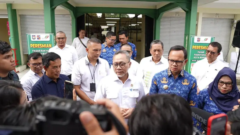 Menteri Perdagangan (Mendag) Zulkifli Hasan dan Wali Kota Bogor Bima Arya bersama-sama meresmikan dua pasar rakyat