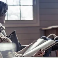 Meski terlihat kuat, tapi soal patah hati, beberapa zodiak ini bakal awet galaunya. Kamu nggak tau aja. (Sumber foto: TheWallpaper.Co)