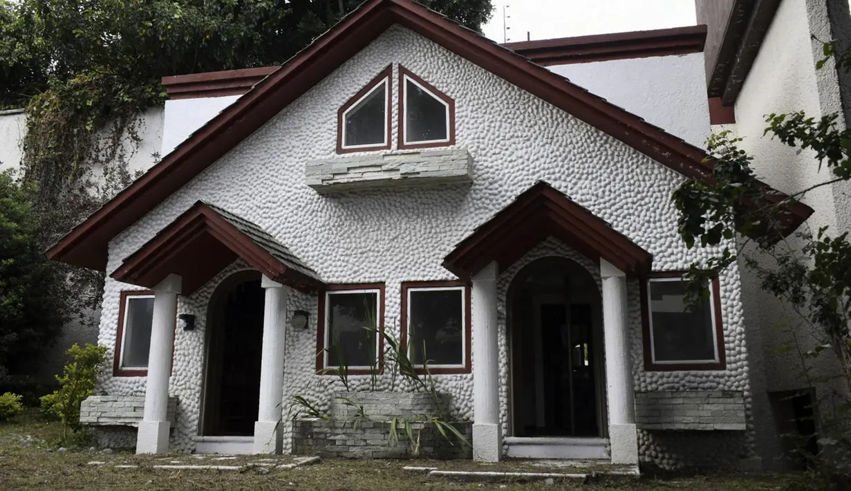 Pemandangan rumah milik pengedar narkoba Meksiko Amado Carrillo Fuentes alias "El Senor de los Cielos" di kotamadya Alvaro Obregon, di Mexico City, pada 14 September 2021. Rumah bernilai sekitar 3,8 juta dolar AS itu menjadi hadiah dalam undian besar Lotre Nasional Meksiko. (Xavier MARTINEZ/AFP)