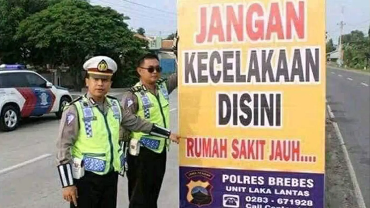 Ingatkan Pemudik, Deretan Spanduk Lucu Keselamatan Bikin Baper