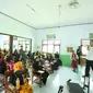 Prof Yohanes Surya mengenalkan metode metode “Smart Gasing” (Gampang Asyik dan Menyenangkan) dalam pembelajaran matamatika terhadap siswa SD di Banyuwangi (Istimewa)