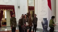 Jokowi mengundang Pansel KPK ke Istana.