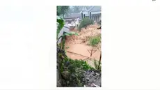 Video longsor di Kampung Adat Urug, Kabupaten Bogor, Jawa Barat pada Rabu, 1 Januari 2020.