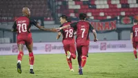 Persija Jakarta berhasil menahan imbang Arema FC 2-2 pada laga matchday kedua Grup B Piala Presiden 2024 di Stadion Kapten I Wayan Dipta, Gianyar, Bali, Rabu (24/7/2024). Persija yang sempat tertinggal dua gol lewat aksi Salim Tuharea (54') dan Charles Lokolingoy (67') mampu menyamakan skor hanya dalam tempo empat menit. Uniknya kedua gol Macan kemayoran dicetak oleh dua mantan pemain Arema FC yang kini berseragam Persija, Gustavo Almeida (84') dan Hanif Sjahbandi (87'). (Dok. Persija)