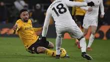Matheus Cunha dari Wolverhampton Wanderers, kanan, ditantang oleh Casemiro dari Manchester United selama pertandingan sepak bola Liga Premier Inggris antara Wolverhampton Wanderers dan Manchester United di Stadion Molineux di Wolverhampton, Inggris, Kamis, 1 Februari 2024. (AP Photo/Rui Vieira )