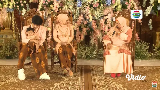 Tedak Siten Ameena Anak Atta Halilintar dan Aurel Hermansyah (Foto: Screenshot YouTube Amienn!! Tausiyah Mamah Dedeh Anak Hantarkan Orangtua Masuk Surga!! | 7 Bulanan Ameena)
